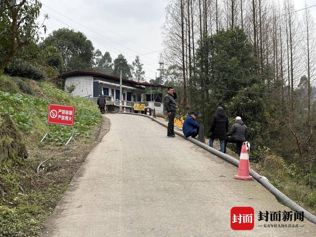 欧洲杯足球平台_四川乐山一村道自燃两个月不熄火 看稀奇的人带酒带肉烤烧烤