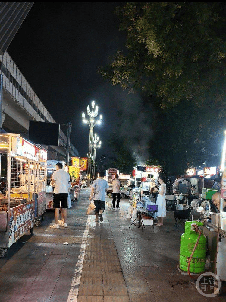俱乐部友谊赛
_失去双腿的她在夜市摆摊 成俱乐部友谊赛
了夜市里的“团宠”