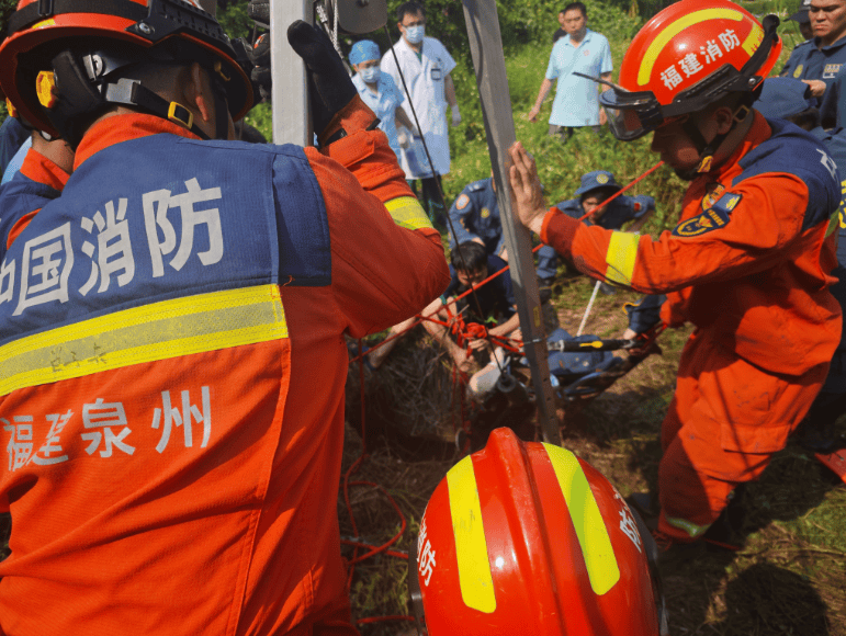 哥斯达黎加甲组联赛_多条蛇缠身哥斯达黎加甲组联赛，女子被咬了也不敢动！深井内苦撑54小时后……