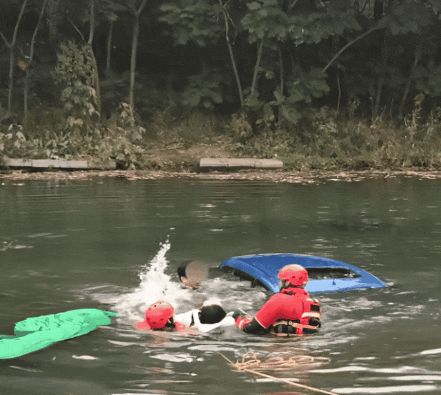 皇冠信用网如何申请_女儿被困坠河车内皇冠信用网如何申请，父亲借渔网撬门救女，关键时刻......