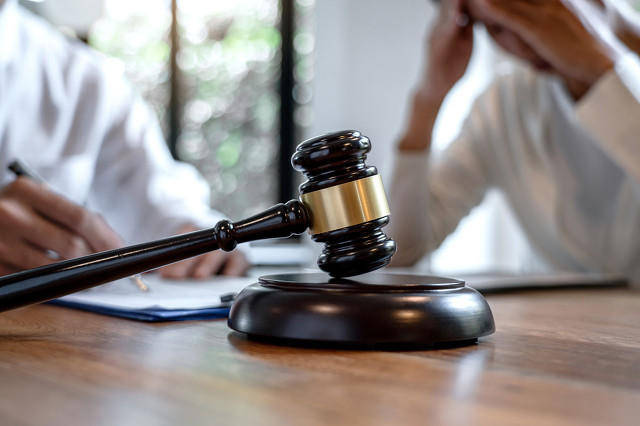 皇冠信用網如何开户_妻子发生婚外情皇冠信用網如何开户,丈夫持铁锤击打情夫致死 一审判决:属激情犯罪,丈夫无期、妻子五年