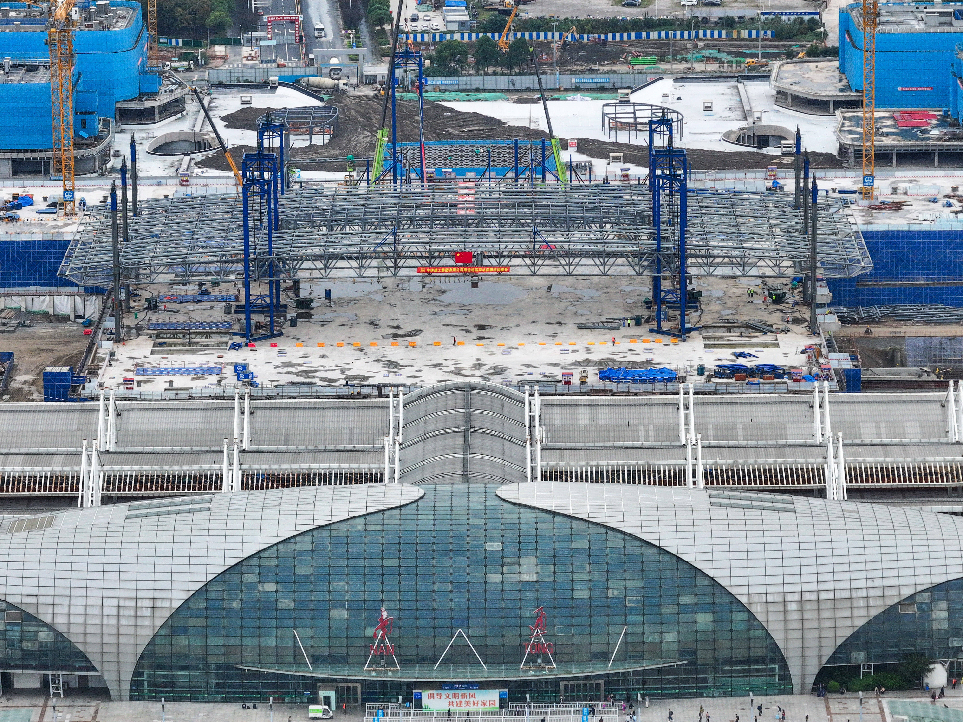 皇冠信用网会员账号_新建上海至南京至合肥高铁南通站高架站房钢结构顺利提升