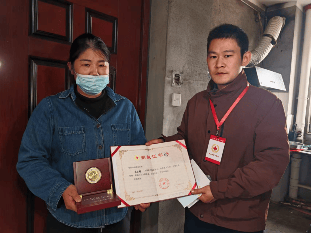 皇冠客服_泪目！丈夫车祸离世皇冠客服，妻子含泪做出这个决定